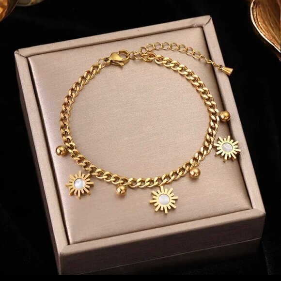 NWT 18K Gold Plated Sun Star Dandle Charms Bracelet For Women 6.5” - Picture 4 of 10